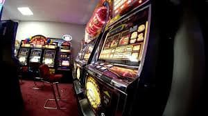 mmr77 ဘောလုံးလောင်းကစား app ဖြင့် mobile phone မှ in-play betting ပြုလုပ်နေသောမြင်ကွင်း